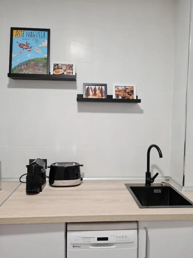 Apartamento Ayuntamiento Parking Gratis. Auto Check-In. Bilbao España
